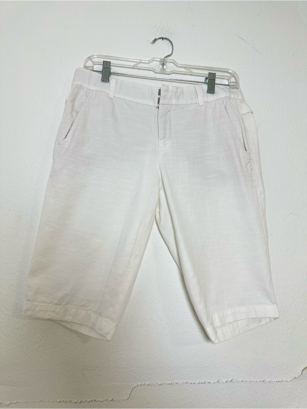 Vince Bermuda Shorts
Women's Size 6 White Cotton/Linen Stretch Flat Front Chino - Picture 2 of 13